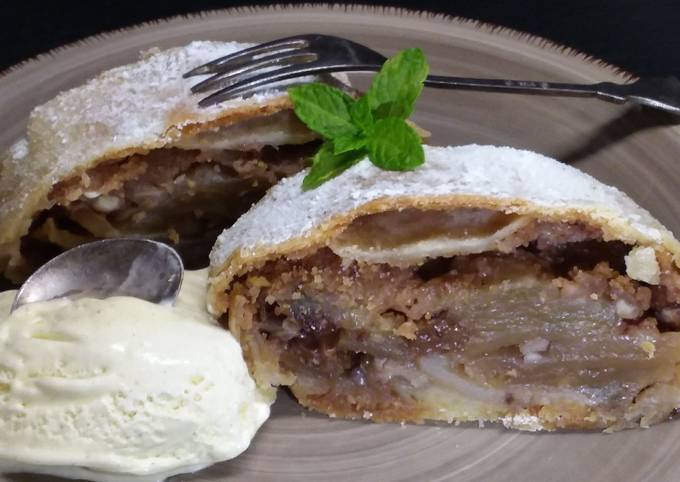 Apfelstrudel mit Vanilleeis