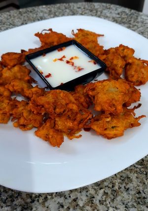 A picture of Bottle gourd fritter with yoghurt dip.