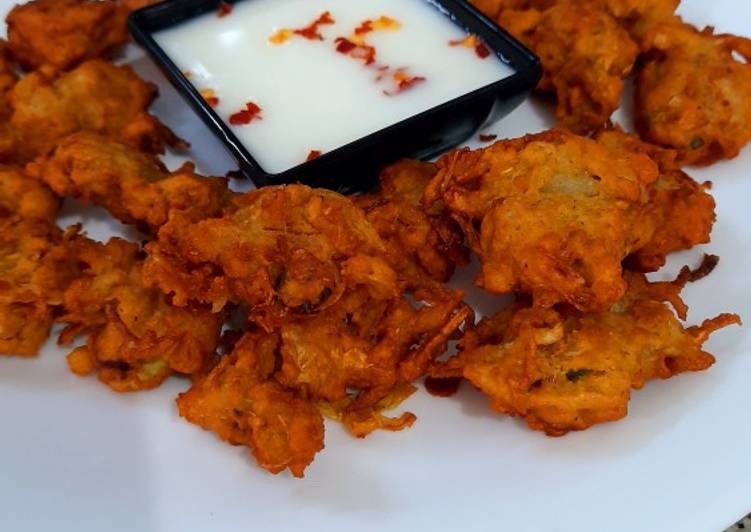 Bottle gourd fritter with yoghurt dip