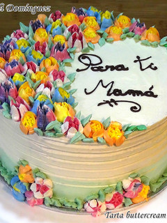 Una foto de Tarta buttercream de merengue suizo decorada con boquillas rusas