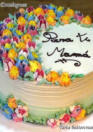 Foto principal de Tarta buttercream de merengue suizo decorada con boquillas rusas