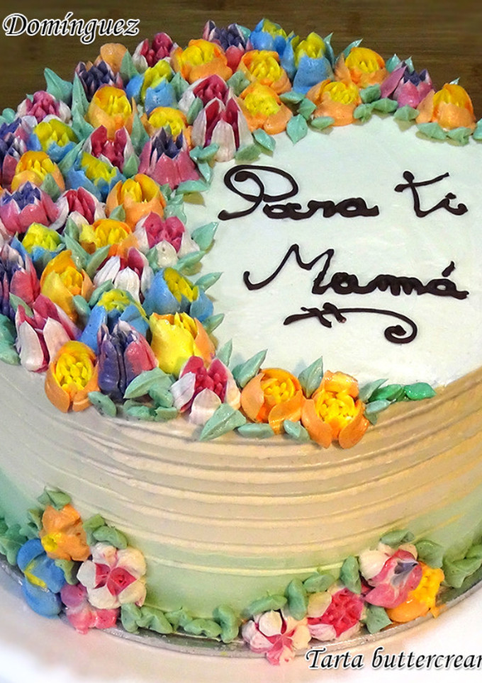 Una foto de Tarta buttercream de merengue suizo decorada con boquillas rusas