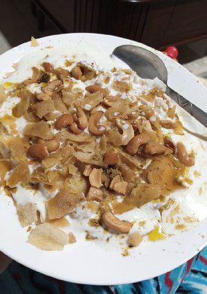 A picture of Chickpea Fatteh with Yogurt.
