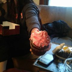 A picture of Sherrys cherrydreamsicle cupcakes.