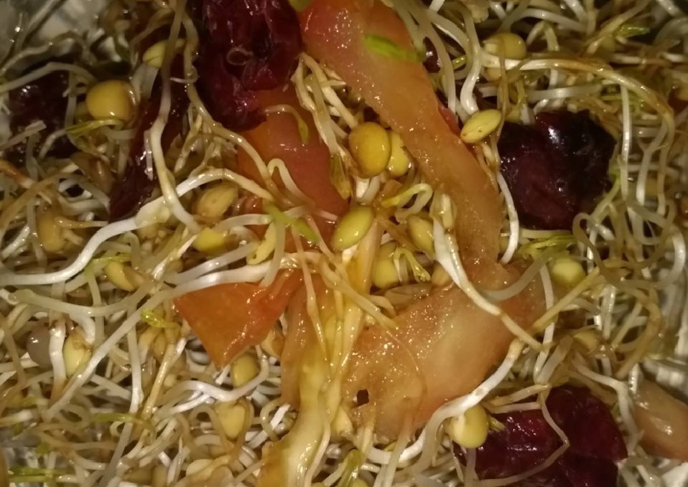 Ensalada de germinado de lentejas con tomate