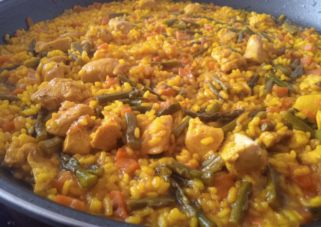 Arroz con pollo y espárragos