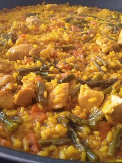 Una foto de Arroz con pollo y espárragos
