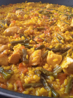 Una foto de Arroz con pollo y espárragos