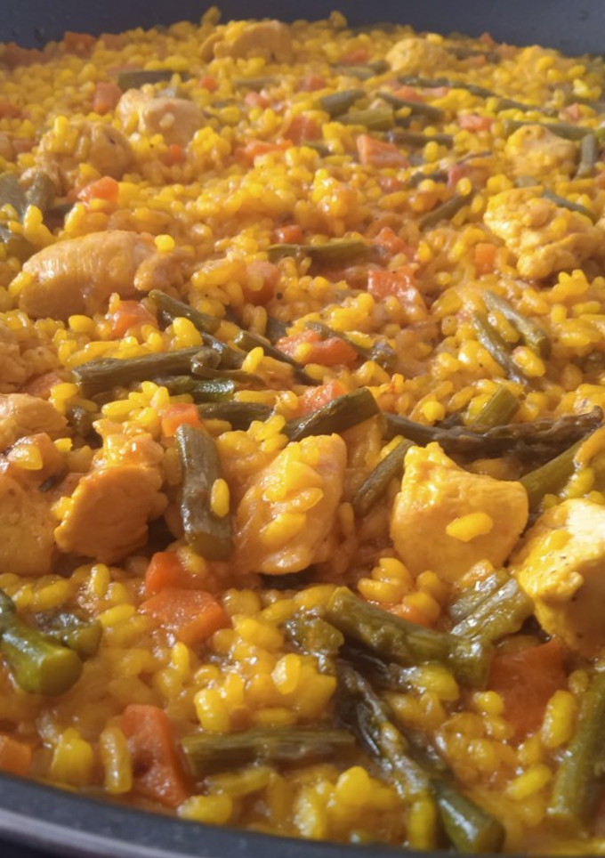 Una foto de Arroz con pollo y espárragos