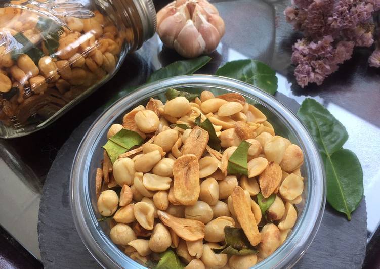 Langkah Mudah untuk Menyiapkan Kacang low fat Daun Jeruk #video, Lezat