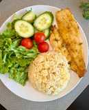 Ăn tối: Phi lê cá chiên giòn, cơm chiên trứng