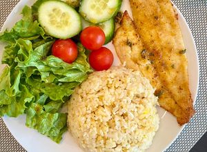 Hình của món Ăn tối: Phi lê cá chiên giòn, cơm chiên trứng.