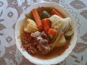 Una foto de caldo de chambarete de res