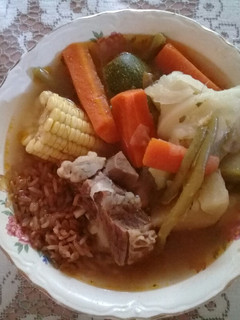 Una foto de Caldo de res 🍖🍲