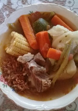 Una foto de Caldo de res 🍖🍲