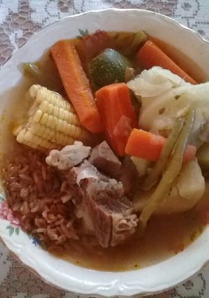 Una foto de Caldo de res 🍖🍲