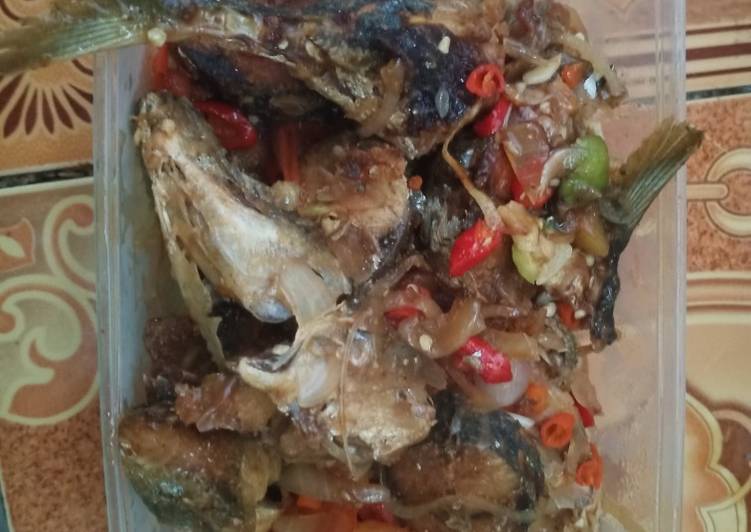 Bagaimana Membuat Tumis ikan goreng yang Lezat Sekali