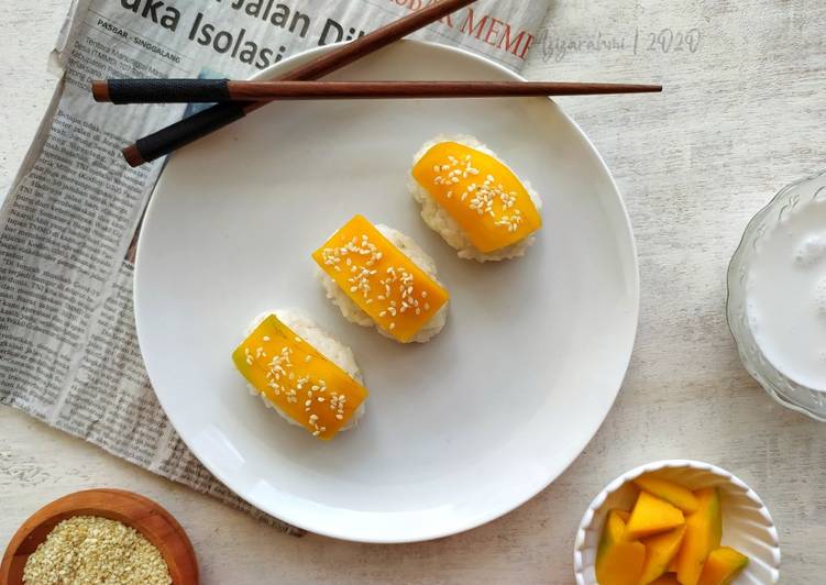 Bagaimana Menyiapkan Manggo Sticky Rice A la Sushi yang Lezat