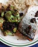 Salmón con tomate deshidratado y brócoli