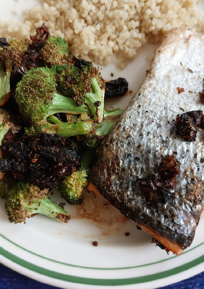 Una foto de Salmón con tomate deshidratado y brócoli