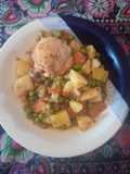 Pollo estofado con arvejas y papas