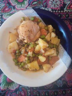 Una foto de Pollo estofado con arvejas y papas