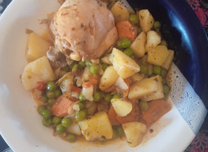 Una foto de Pollo estofado con arvejas y papas