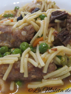 Una foto de Fideos a la cazuela con costilla de cerdo y salchichas