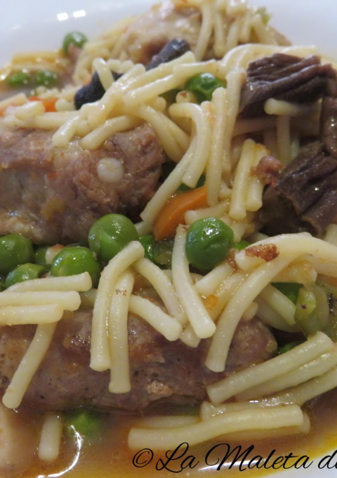 Una foto de Fideos a la cazuela con costilla de cerdo y salchichas