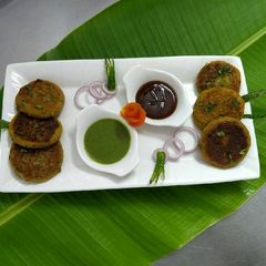 A picture of Aaloo Tikki with Chutney.