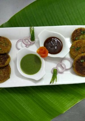 A picture of Aaloo Tikki with Chutney.