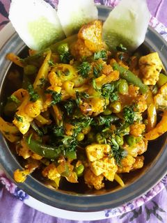 मिक्स व्हेज (mix veg recipe in marathi) रेसिपी चे मुख्य फोटो