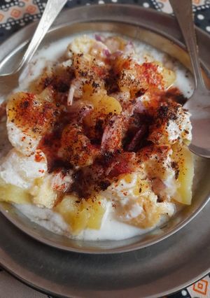 A picture of Dahi bhalle.
