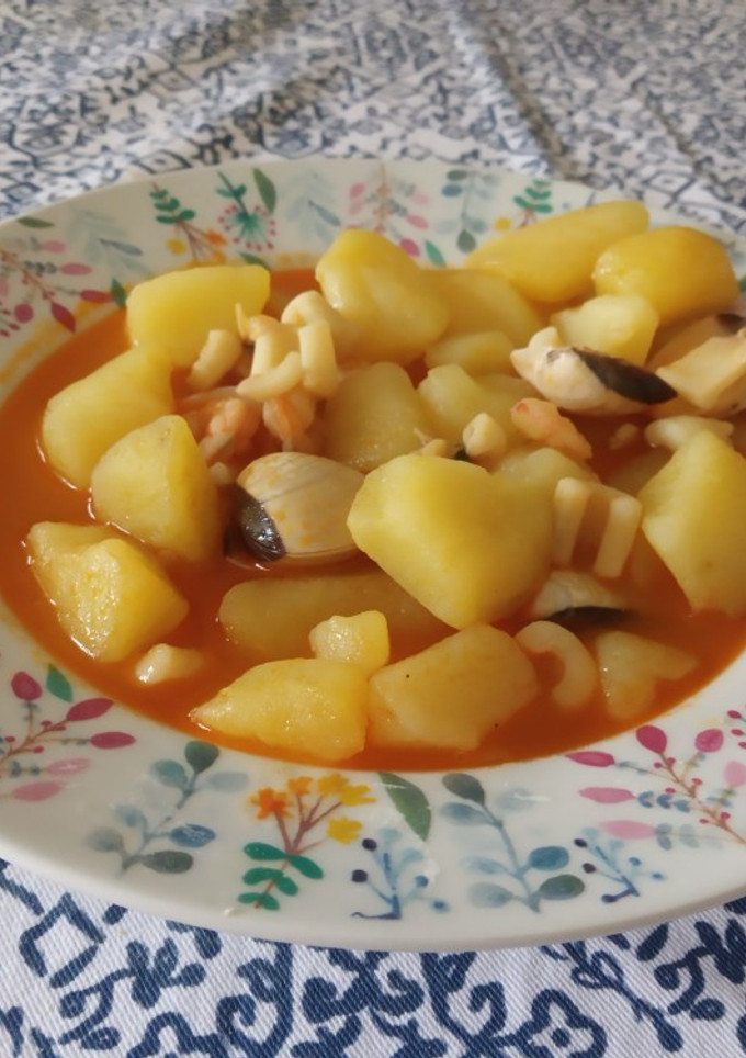 Una foto de Patatas a la marinera 🌹