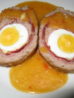 Una foto de Rollo de carne picada relleno en salsa