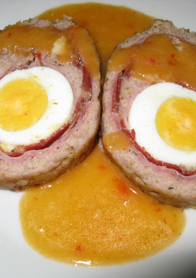 Una foto de Rollo de carne picada relleno en salsa