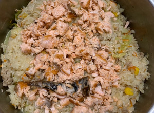 「親子」鮭魚豬肉玉米高麗菜炊飯 的食譜成品照片