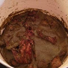 A picture of Hariyali chicken curry (green chicken curry).