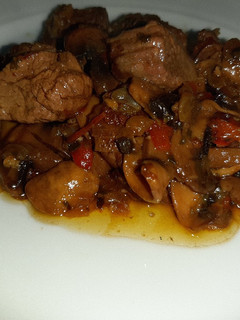 Una foto de Carne de ternera guisada con champiñones 🍗🍄