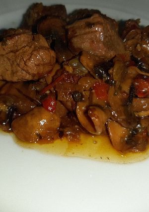 Una foto de Carne de ternera guisada con champiñones 🍗🍄