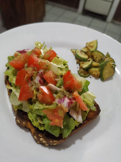 Una foto de Toast de aguacate🍃