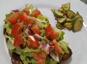 Una foto de Toast de aguacate🍃