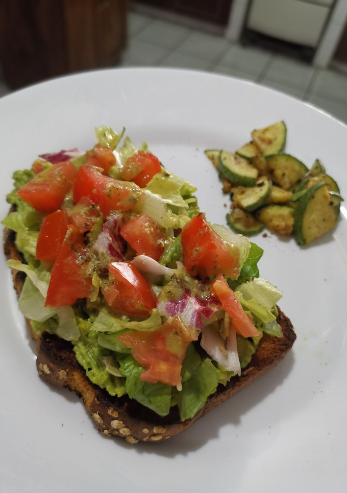 Una foto de Toast de aguacate🍃