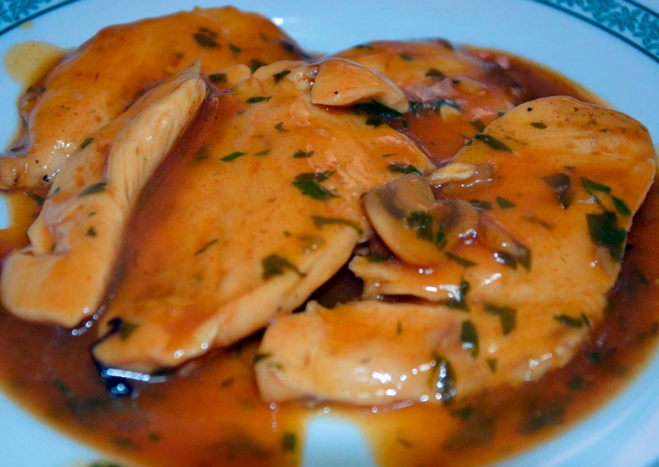 Pechuga de pollo en salsa de champiñones