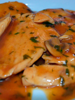 Una foto de Pechuga de pollo en salsa de champiñones