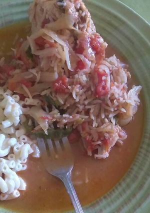 Una foto de Pollo horneado con arroz y ensalada de coditos