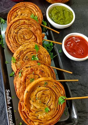 मेथी लच्छादार पॉप्स (Fenugreek flaky pops) रेसिपी मुख्य फोटो