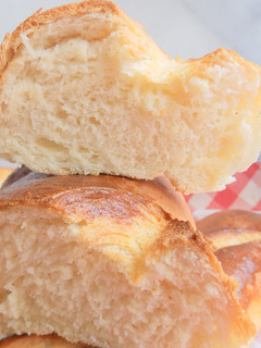 Una foto de Pan de aceite de oliva y leche