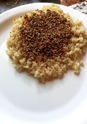 Una foto de Arroz japonés con gomasio. (Curativo y extremo Yang)