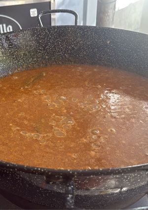 Una foto de Caldereta de carrilleras de cerdo con menestra